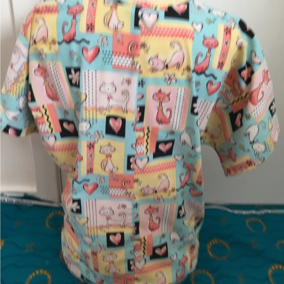 Scrub H.Q. Green /Pink Scrub Top Size Medium $20 - Picture 7 of 7